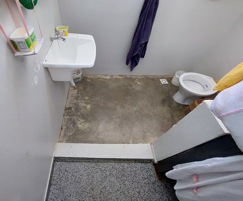 Os banheiros das celas foram impermeabilizados antes da instalação dos chuveiros